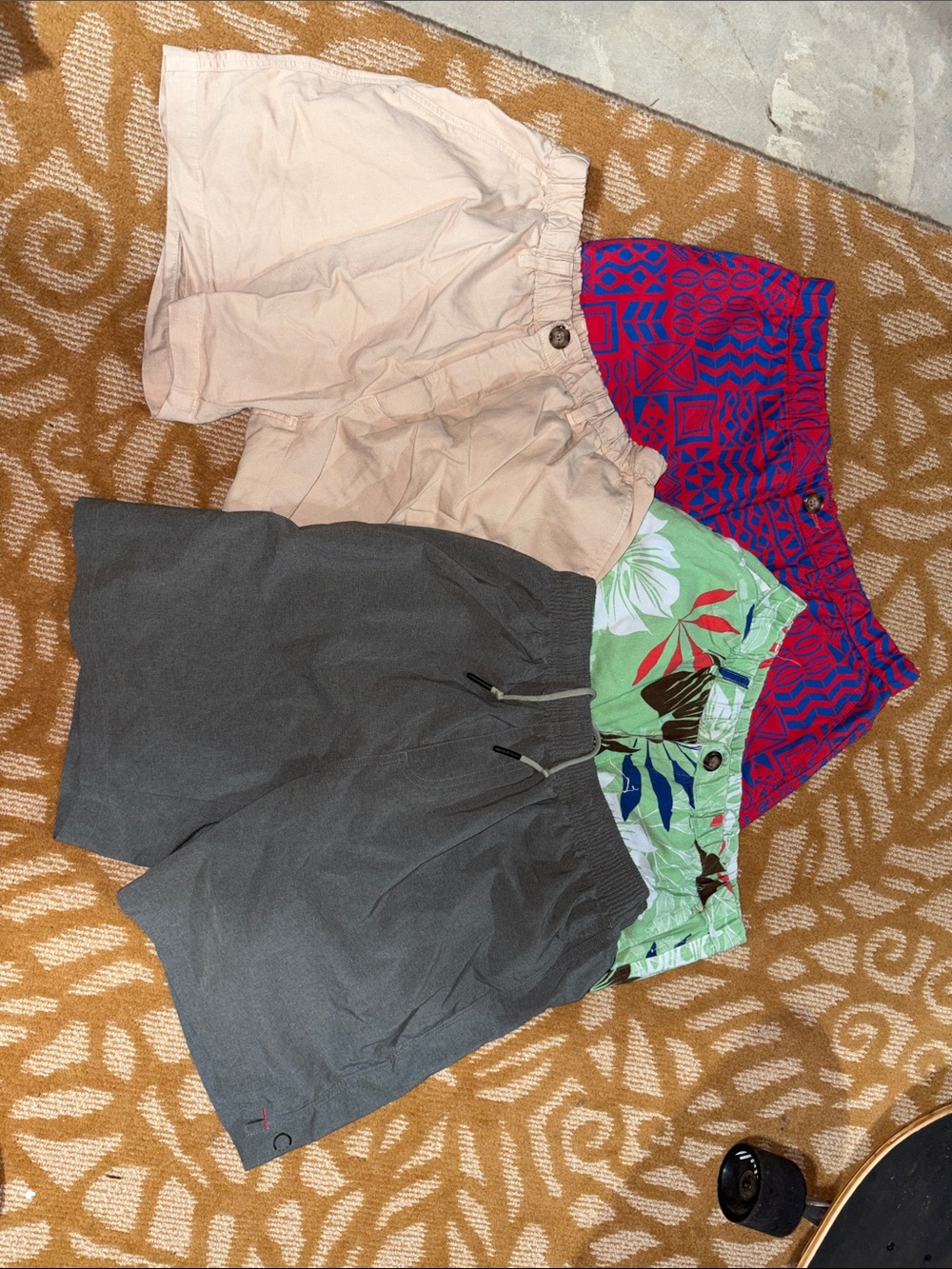 Bundle of 4 pairs of Chubbies shorts - Picture 1 of 3
